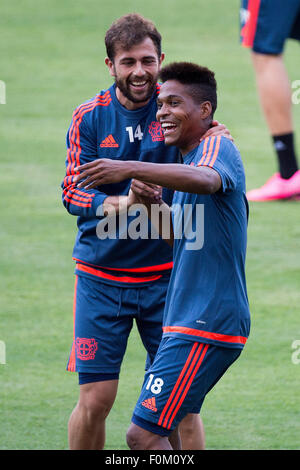 Leverkusen's Admir Mehmedi (L) e Wendell si divertono durante l'ultima sessione di formazione presso lo Stadio Olimpico di Roma, Italia, 17 agosto 2015. Bayer 04 Leverkusen dovrà affrontare la SS Lazio in UEFA Champions League qualifiche prima gamba corrisponde il 18 agosto 2015. Foto: MARIUS BECKER/dpa Foto Stock