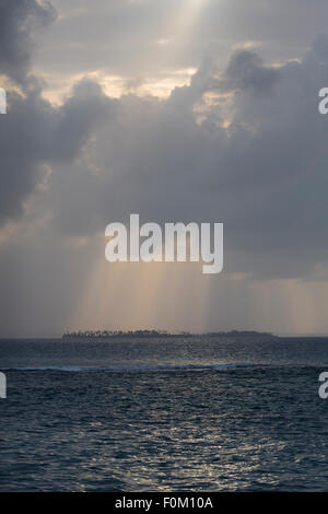 Tramonto spettacolare su una remota isola paradisiaca nelle isole San Blas, Panama 2014. Foto Stock