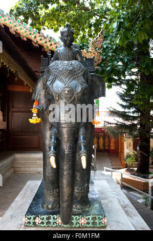 Statua di elefante al Wat Phrathat Doi Suthep, Chiang Mai, Thailandia del Nord della Thailandia Foto Stock