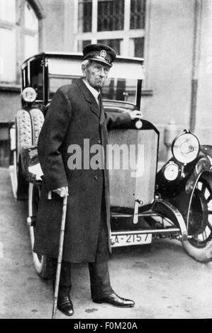 Benz, Carl, 26.11.1844 - 4.4.1929, ingegnere tedesco di progettazione di automobili, a metà lunghezza, davanti all'auto, 1920s, Foto Stock