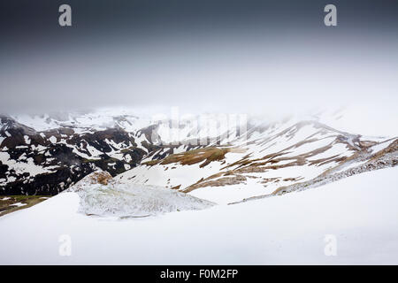 Vista la snowy Alti Tauri e la Strada alpina del Grossglockner, Austria Foto Stock