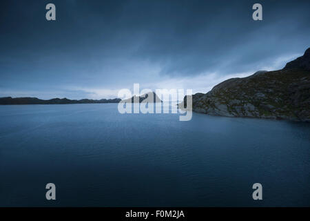 Mistico, foggy atmosfera serale in un fiordo, Norvegia Foto Stock