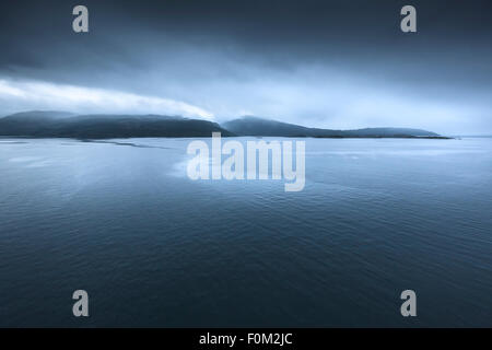 La nebbia atmosfera serale nel Sognefjord, Norvegia Foto Stock