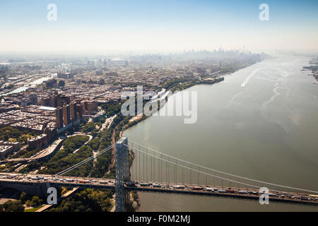 Vista su Manhattan con George Washington Bridge e il fiume Hudson, New York, Stati Uniti d'America Foto Stock