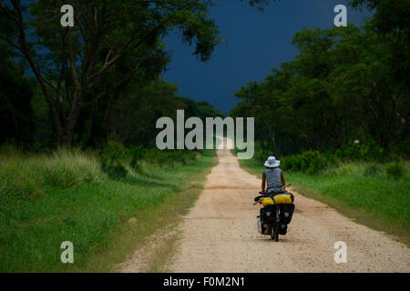 In bicicletta nel Parco Nazionale Queen Elizabeth, Uganda, Africa Foto Stock