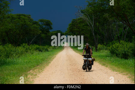 In bicicletta nel Parco Nazionale Queen Elizabeth, Uganda, Africa Foto Stock