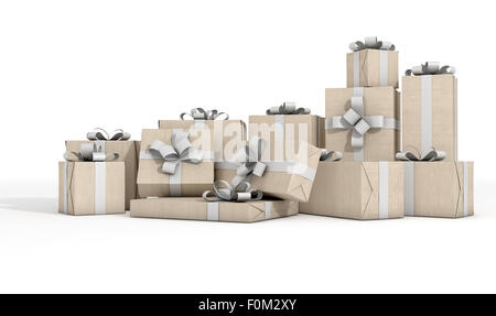 Una raccolta diffusa di confezioni regalo avvolto in carta marrone e un nastro bianco e bow isolato su un bianco di sfondo per studio Foto Stock