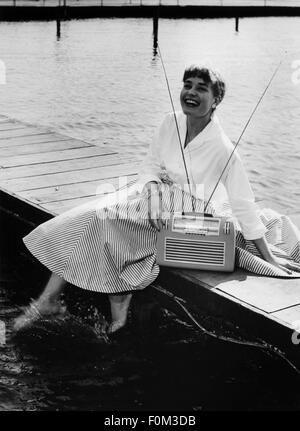 Trasmissione, radio, donna con radio portatile di Philips sul molo, anni 50, diritti aggiuntivi-clearences-non disponibile Foto Stock
