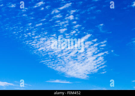 Cirrus nuvole diffusione sul cielo blu Foto Stock