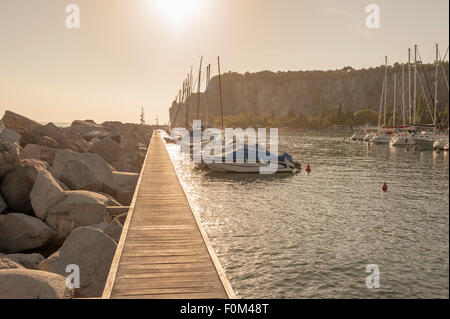 Sistiana, Trieste, Italia - 28 Luglio 2015: imbarcazioni da diporto ormeggiata in porto al tramonto Foto Stock