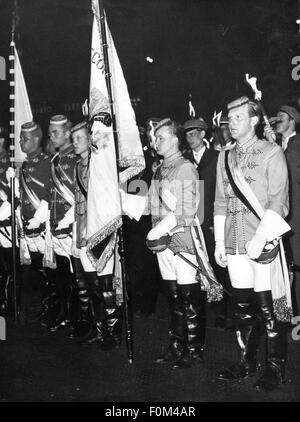 Pedagogia, studenti, membri di corporazioni studentesche al rally commemorando la Giornata dell'unità tedesca, Marienplatz, Monaco, 17.6.1959, diritti aggiuntivi-clearences-non disponibili Foto Stock