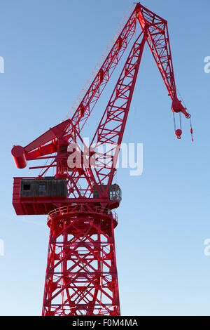 Gru rosso nel vecchio porto di Bilbao con cielo blu, Paesi Baschi (Spagna) Foto Stock