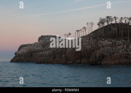 Dettaglio del San Nicolas isola in Lekeitio Paese basco con la fine del tramonto Foto Stock