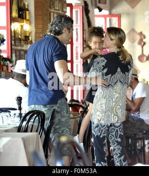 Ellen Pompeo con suo marito Chris Ivery e la loro figlia Stella Luna hanno il pranzo presso La Botte ristorante a Taormina offre: Ellen Pompeo, Stella Luna Pompeo Ivery dove: Taormina quando: 16 giu 2015 C Foto Stock