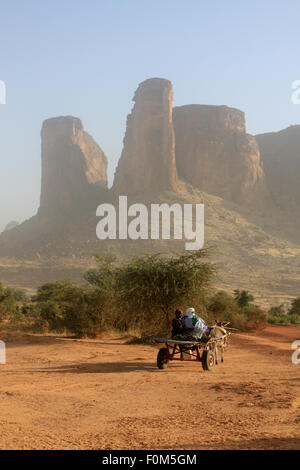 BANDIAGARA, MALI - 30 settembre 2008: famiglia africana su un carro trainato da un asino nel deserto di Bandiagara Nel Mopti reg Foto Stock