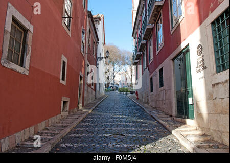 Tipica piccola strada ordinata nella parte vecchia della città di Lisbona e il museo della Fondation Ricardo do Espirito Santo Silva, Foto Stock