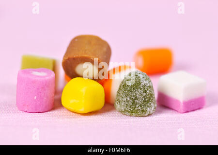 Close up di dolly miscela dolci su sfondo rosa Foto Stock