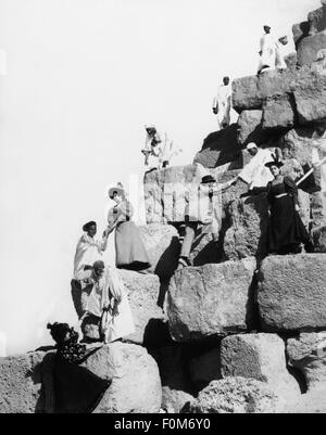 turismo, europei in Egitto, gruppo che arrampica la piramide di Khufu a Gizah, circa 1900, diritti aggiuntivi-clearences-non disponibile Foto Stock