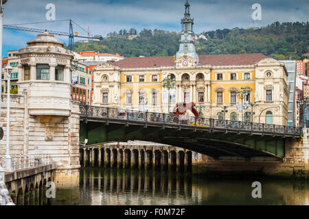 City Hall e del fiume Nervion. Bilbao. Golfo di Guascogna, Spagna, Europa. Foto Stock