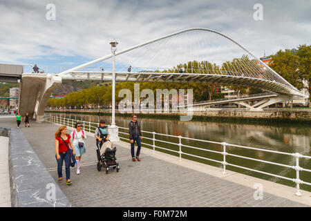 Fiume Nervion e Ponte Zubizuri. Bilbao. Golfo di Guascogna, Spagna, Europa. Foto Stock