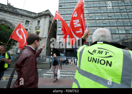 Londra Waterloo,UK. Il 18 agosto 2015. Membri della RMT Unione messo in scena una protesta al di fuori la stazione di Waterloo durante la mattinata intensa, ora di punta come il Dipartimento dei Trasporti ha rivelato le tariffe ferroviarie hanno salito tre volte più veloce rispetto ai salari nel Regno Unito Credito: amer ghazzal/Alamy Live News Foto Stock