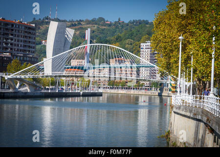 Fiume Nervion e Ponte Zubizuri. Bilbao. Golfo di Guascogna, Spagna, Europa. Foto Stock