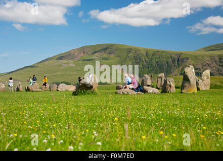 Persone turisti visitatori a Castlerigg cerchio di pietra con Clough Head In background in estate vicino Keswick Cumbria Inghilterra UK United Regno Unito Foto Stock