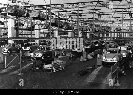 Industria, industria automobilistica, Volkswagen, Volkswagen stabilimento Wolfsburg, vista interna, montaggio finale di VW Beetle 1200, 1950, diritti aggiuntivi-clearences-non disponibile Foto Stock