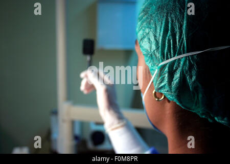 Giovani femmine dentista guardando a raggi x di un dente Foto Stock