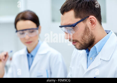 Close up di giovani scienziati del laboratorio Foto Stock