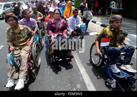 Jakarta, Indonesia. 18 Agosto, 2015. Le persone con disabilità in Indonesia di partecipare a un carnevale culturale come durante questa attività possono accedere a salute, istruzione e altri servizi pubblici, e può essere completamente collegare se stessi per la vita pubblica a Giacarta, capitale dell'Indonesia, e il agosto 18, 2015. © Agung Kuncahya B./Xinhua/Alamy Live News Foto Stock