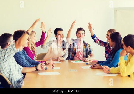 Gruppo di studenti sorridente votazione Foto Stock