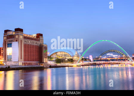 Il Baltic Centre for Contemporary Art, Millennium Bridge, Tyne Bridge e il Sage Gateshead, Tyne and Wear, Regno Unito Foto Stock