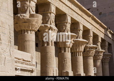 Dettaglio del cortile, tempio di Iside, Philae, Aswan, Egitto Foto Stock