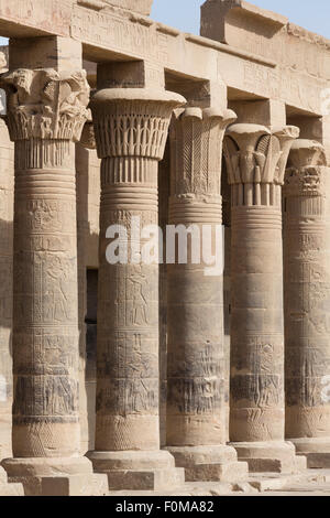 Colonnato del cortile, tempio di Iside, Philae, Aswan, Egitto Foto Stock