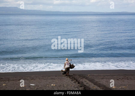 Sale tradizionali rendendo in Bali Kusamba Foto Stock