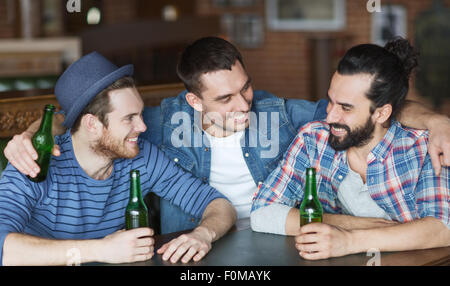 Maschio felici gli amici a bere birra al bar o pub Foto Stock