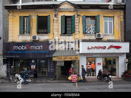 Negozi in edificio in stile coloniale Hanoi Foto Stock