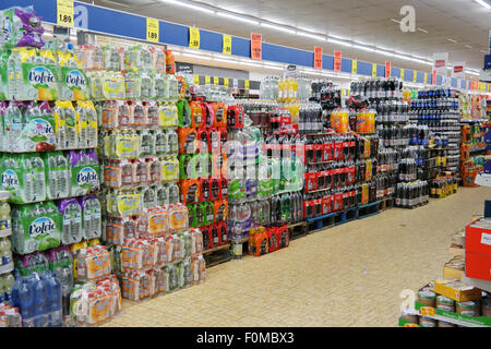 Bevande analcoliche reparto di un supermercato Lidl Foto Stock