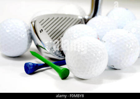 Golf club con sfera e tees isolato su bianco Foto Stock