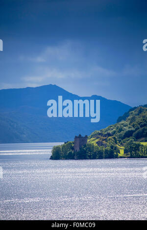 Urquhart Castle e Loch Ness, Highlands, Scotland, Regno Unito Foto Stock