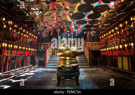 All'interno della sala principale del Tempio di Man Mo, Sheung Wan, Hong Kong Foto Stock