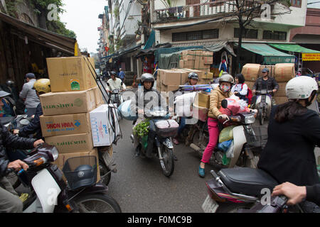 Scooter sono il principale mezzo di trasporto in Vietnam Foto Stock