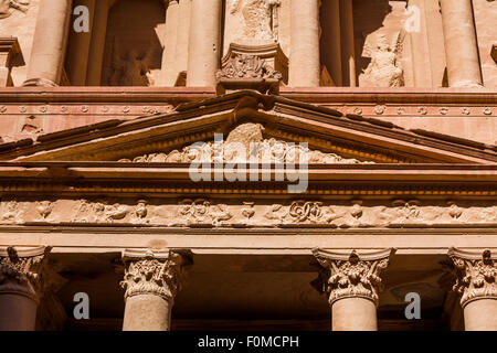 Dettaglio di al-Khaznah o del Tesoro, Petra, Giordania. Foto Stock