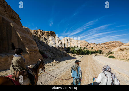 Rock cut tombe e turistico a donkey, Petra, Giordania. Foto Stock