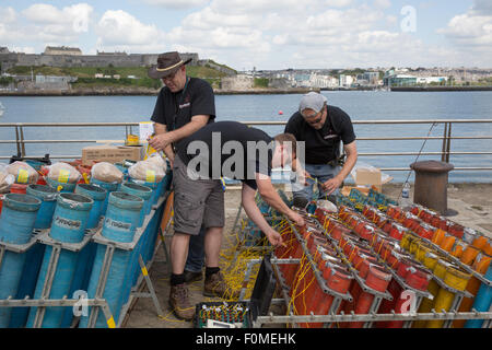 Plymouth, UK. 18 Agosto, 2015. Spyrotechnics impostato su Pronto per il British fuochi d' artificio campionati a Plymouth Regno Unito il 18 agosto 2105. Esplosivi totale tra tutti e tre i concorrenti è di 1,6 tonnellate Credito: Anna Stevenson/Alamy Live News Foto Stock