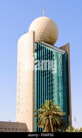 L'Etisalat Tower 1 edificio con la sua palla da golf come la sfera, Deira, Dubai, UAE Foto Stock