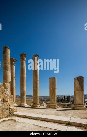 Le colonne del tempio di Zeus, Jerash, Giordania Foto Stock