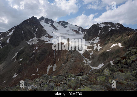 Montagne comprese Wildspitze e ghiacciai, Oetztal, Austria Foto Stock