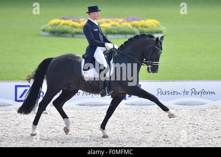 FILE - un file immagine datata 13 agosto 2015 mostra German dressage rider Matthias Alexander Rath su Totilas durante il team finali del cavallo campionati europei ad Aquisgrana in Germania. La carriera sportiva del mondo-famoso cavallo dressage è finita, Tortilas' proprietari detto martedì. Foto: UWE ANSPACH/DPA Foto Stock